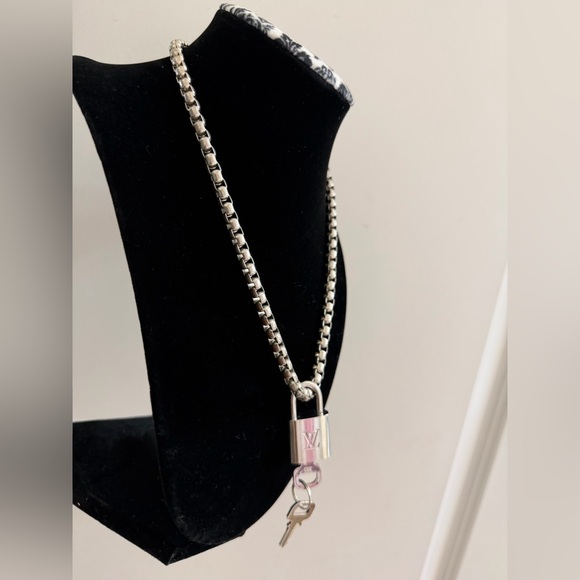 LOUIS VUITTON SILVER LOCK & KEYS NECKLACE #315 - Picture 9 of 13